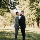 Pascal und Juliano küssen sich bei ihrer Hochzeit