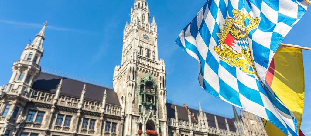 Die bayrische Flagge vor dem Münchner Rathaus // © querbeet 