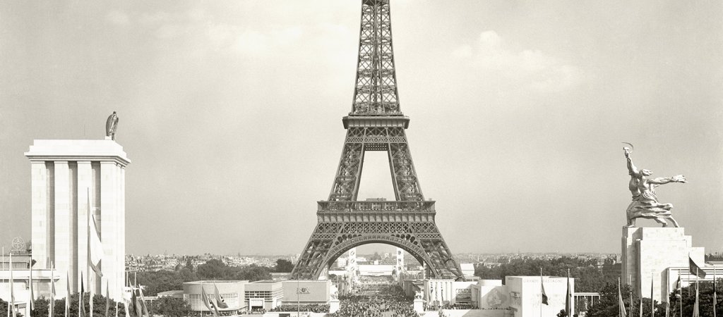Blick auf dem Eiffelturm: Karl Hugo Schmölz: Blick auf den Eiffelturm, links das Deutsche Haus, rechts der sowjetische Pavillon // © Archiv Wim Cox