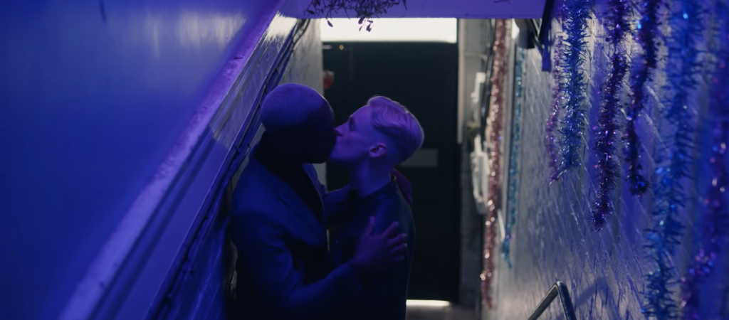 H&M zeigt küssende Männer unterm Mistelzweig