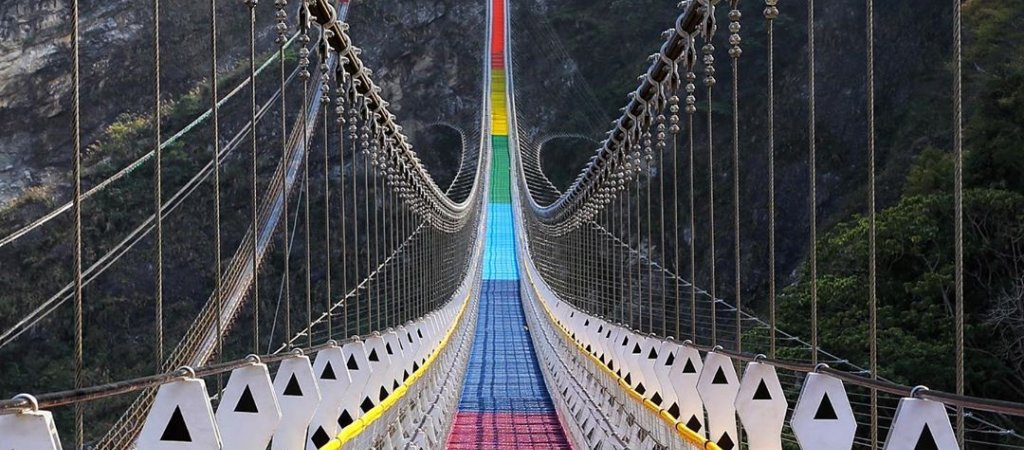 Taiwans Regenbogen-Hängebrücke // © instagram.com/dragonid_/