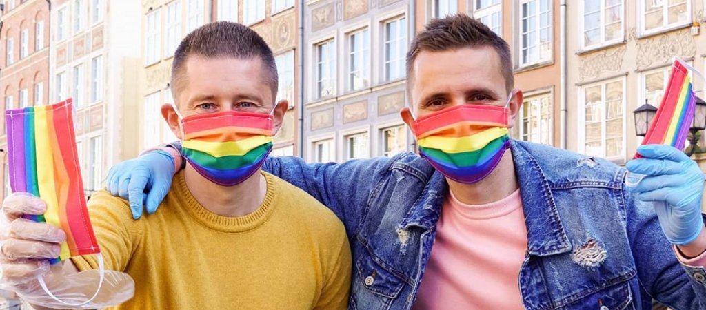 Masken in Regenbogen-Farben gegen Homophobie