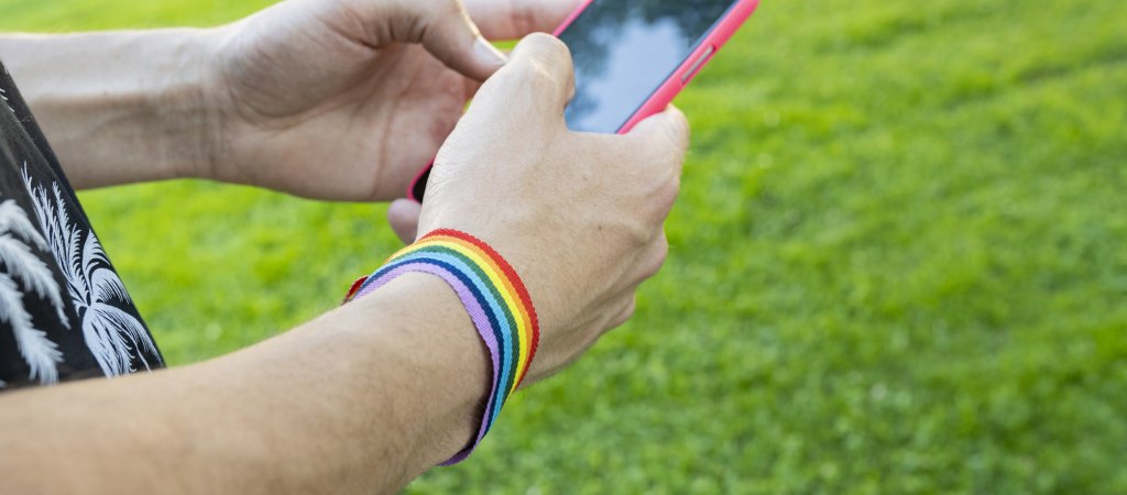 Spanische Regierung richtet kostenlose LGBTI*-Hotline ein