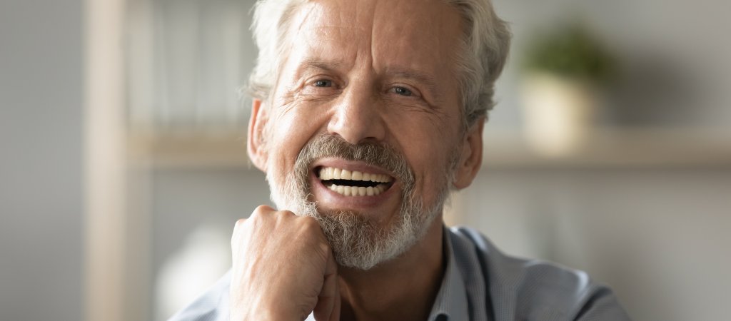 Damit Ihr immer kraftvoll zubeißen könnt: Guter Zahnersatz im Alter 