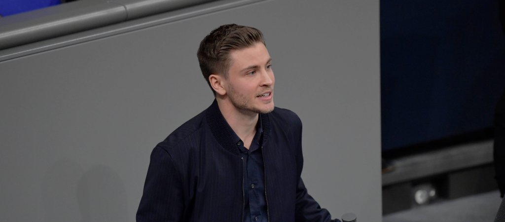 Jannik Schümann bei einer Lesung im Deutschen Bundestag (Archivbild)