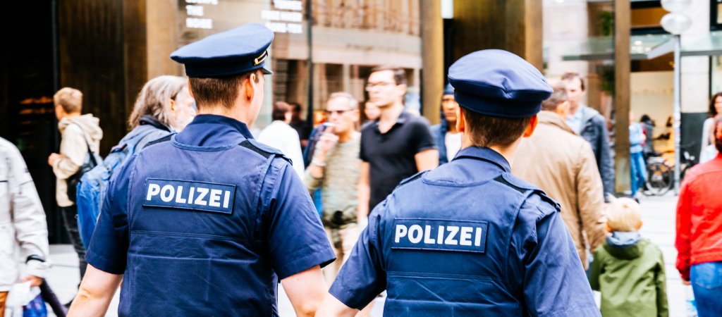  Polizisten auf Streife (Symbolbild) // © Andrey Danilovich
