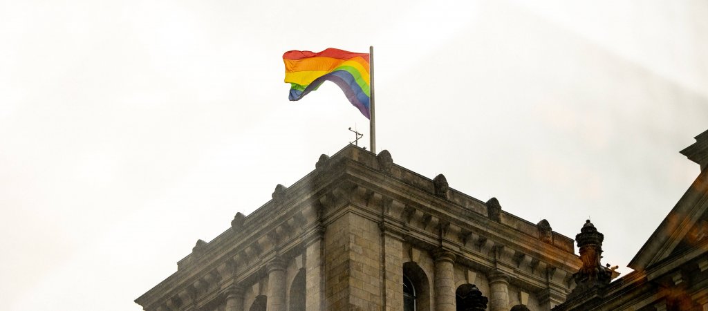 Regenbogenflagge im Museum