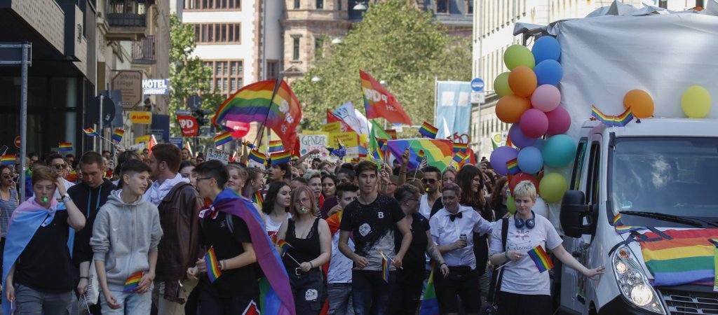 Angriff Beim CSD Wiesbaden - Junge Frau Wurde Von Homophoben Täter ...