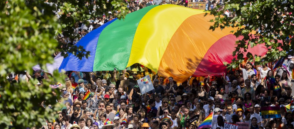 Tausende feiern Pariser Pride-Parade