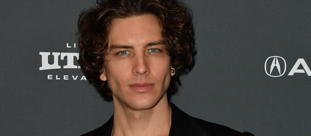 Cody Fern verblüfft Fans mit Schlafzimmer-Selfie