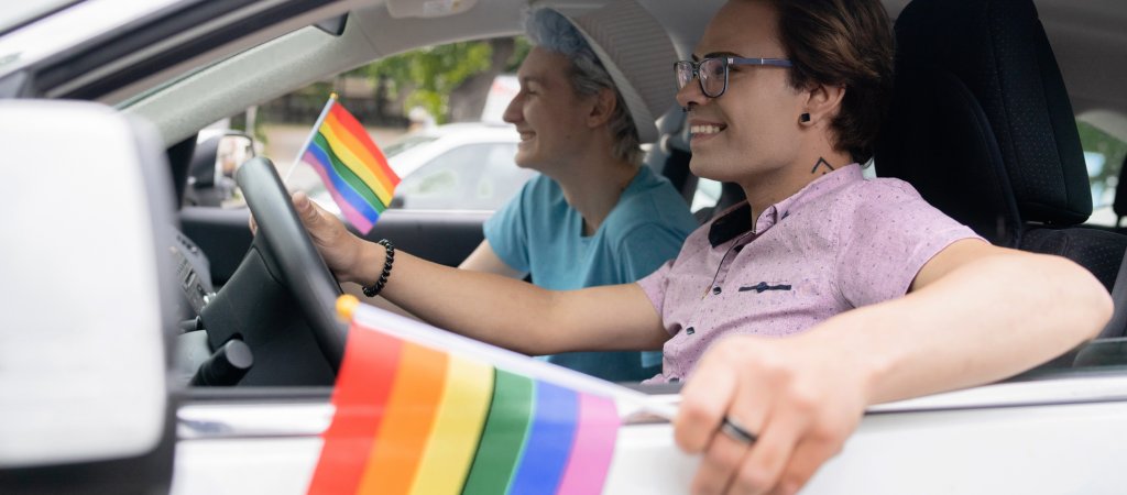 Stolz unter der Motorhaube: Homosexuelle Autoliebhaber und ihre einzigartigen Fahrgeschichten