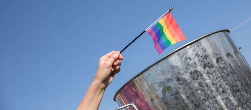 Regenbogenfahne im Müll