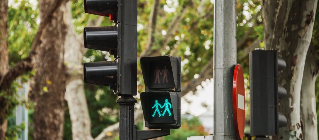 Zwei Männer als grüne Ampel für Fußgänger in Madrid, Spanien // © MarioGuti