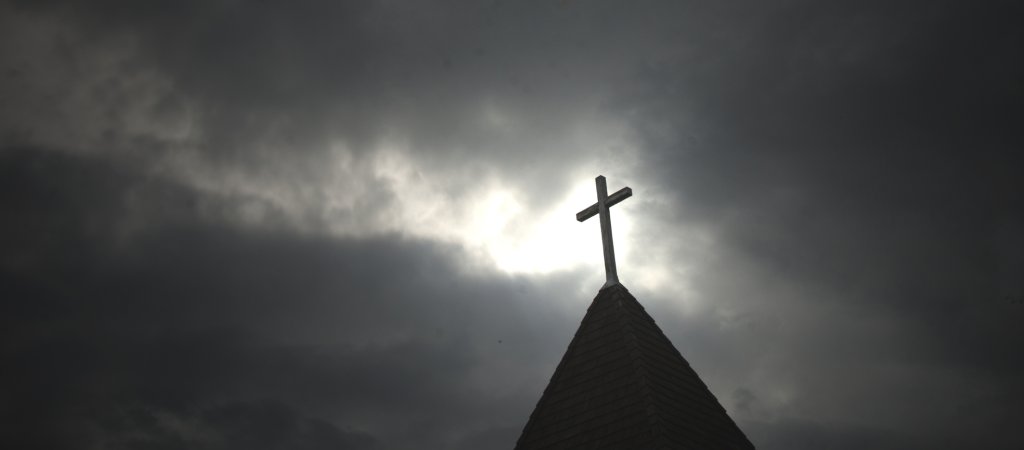 Dunkle Wolken über der Kirche