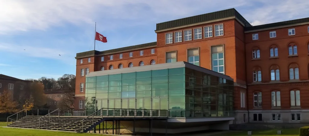 Queerer Schutz im Norden – Verfassung in Schleswig-Holstein – SCHWULISSIMO.de