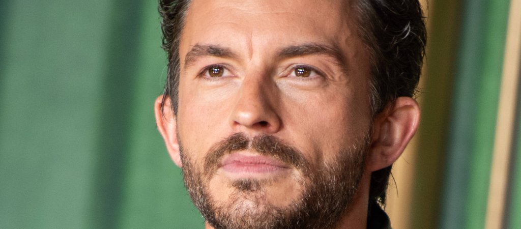 Jonathan Bailey fordert queere Aufklärung in Schulen