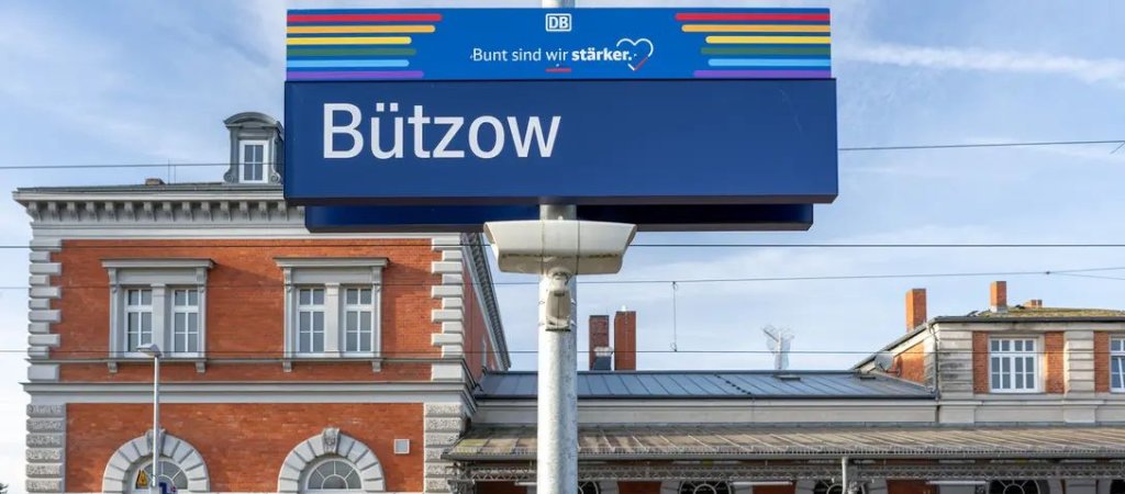 Deutsche Bahn reagiert mit Regenbogenschild auf AfD-Fahnen