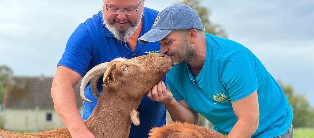 Schwules Paar betreibt Lebenshof: Vielfalt und Tierschutz