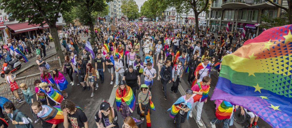 Besserer Schutz für queere Menschen
