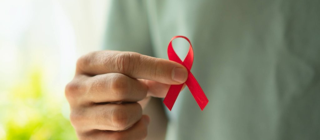 Kurz vor Welt-Aids-Tag: Großbritannien kürzt HIV-Hilfen