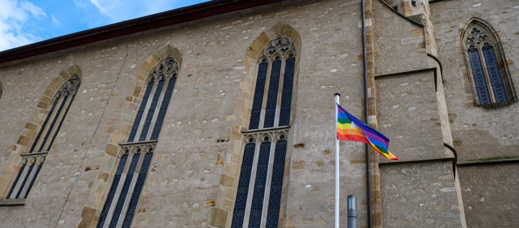 Fahnenstreit in der Kirche