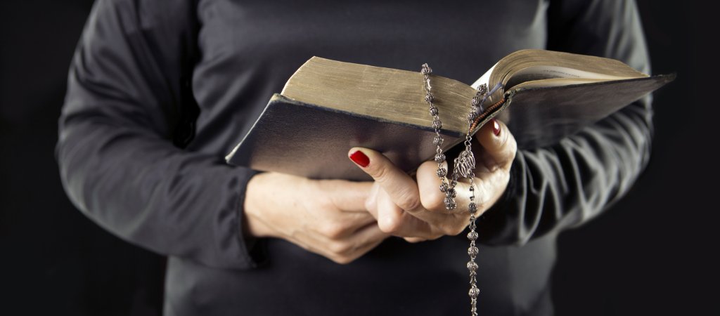 Berlin: Kirche verteidigt Pfarrerin nach "Polyhochzeit"