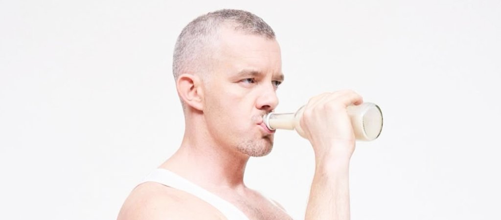 Russell Tovey posiert auf ICON-Cover in Lederhosen