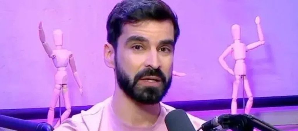 Moderator im rosa T-Shirt: Zeichen gegen Homofeindlichkeit