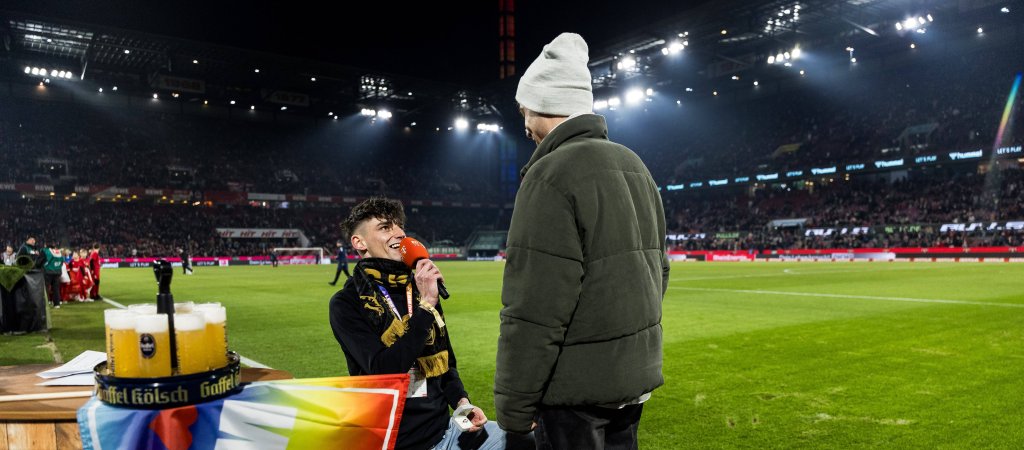 Heiratsantrag auf dem Fußballfeld 