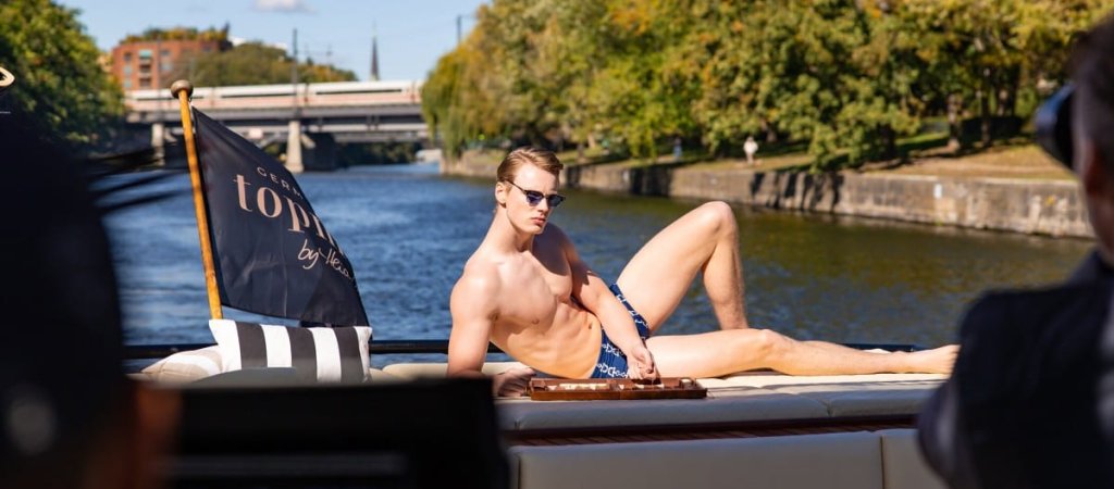 Nackte Männer auf der Spree 