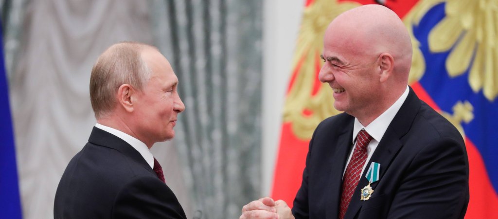 Gianni Infantino hofiert Putin 