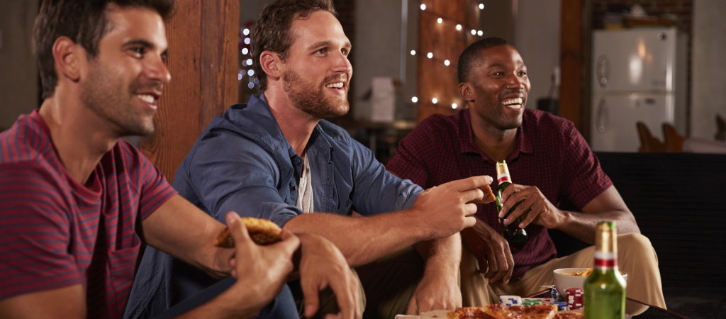 3 Ideen für einen abwechslungsreichen Männerabend daheim // © monkeybusinessimages