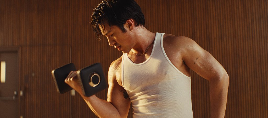 Hudson Williams zeigt Muskeln