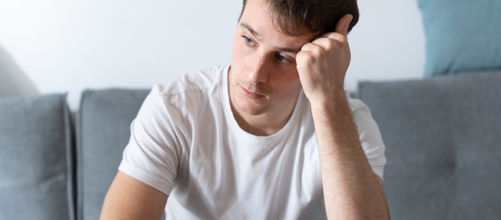 Nachdenklicher junger Mann (Symbolbild)