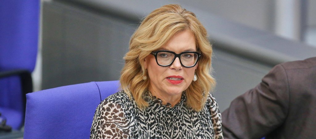 Klöckner verteidigt Regenbogen­fahnenverbot: