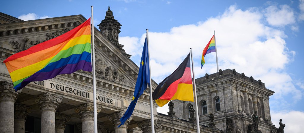 Neue Debatte um Pride-Flagge