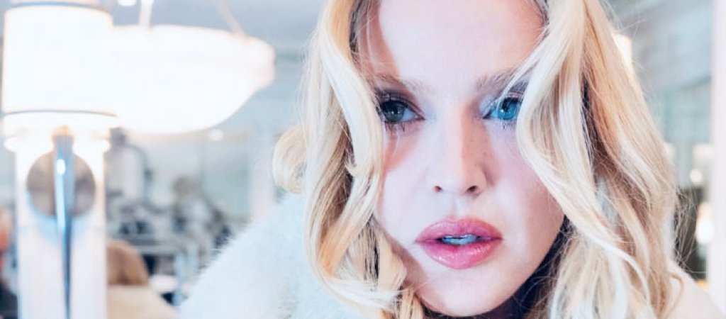 Madonna klebt eigenhändig Plakate für neues Album in London