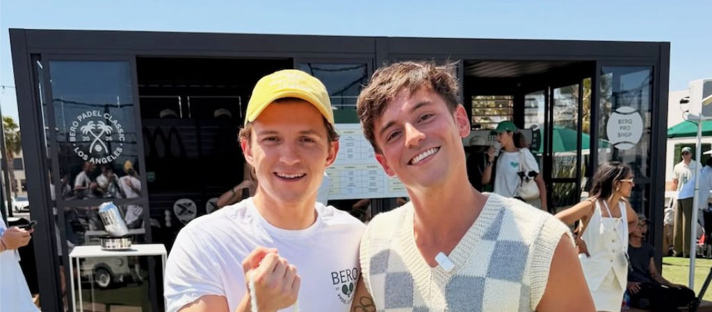 Tom Daley überrascht Tom Holland mit gehäkeltem Spinnennetz