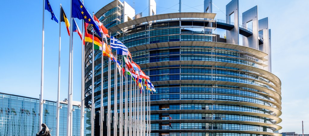 EU-Parlament stärkt Schutz für Opfer mit LGBTIQ+ Bezug