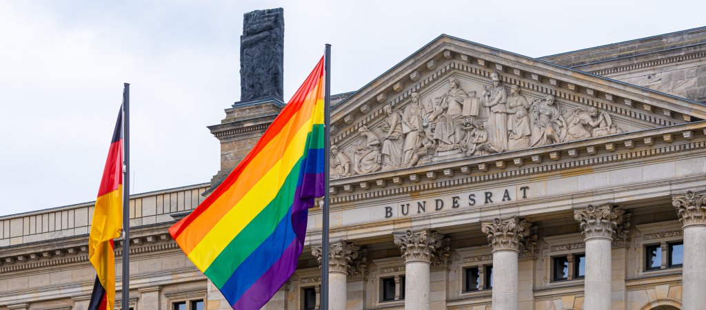 Bundesregierung streitet über Regenbogenfahne zum 17. Mai
