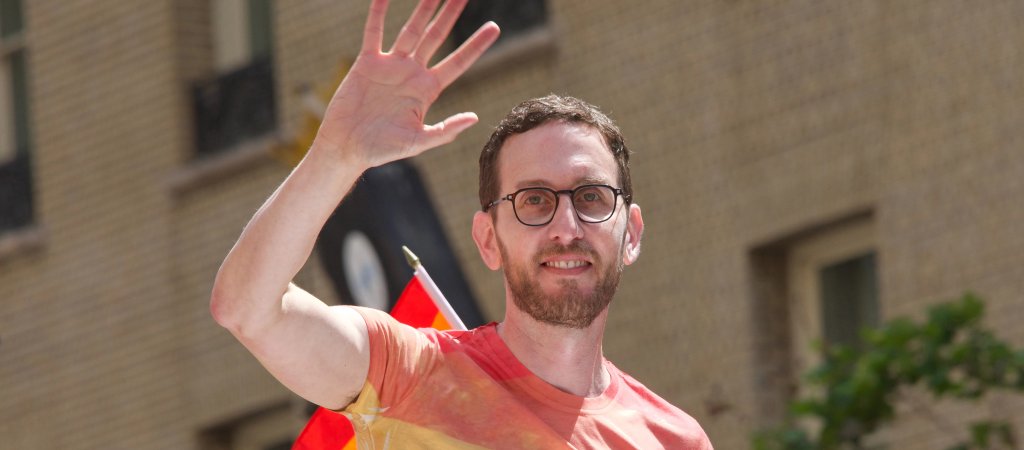 Senator Scott Wiener bei Trans-March bedrängt und vertrieben