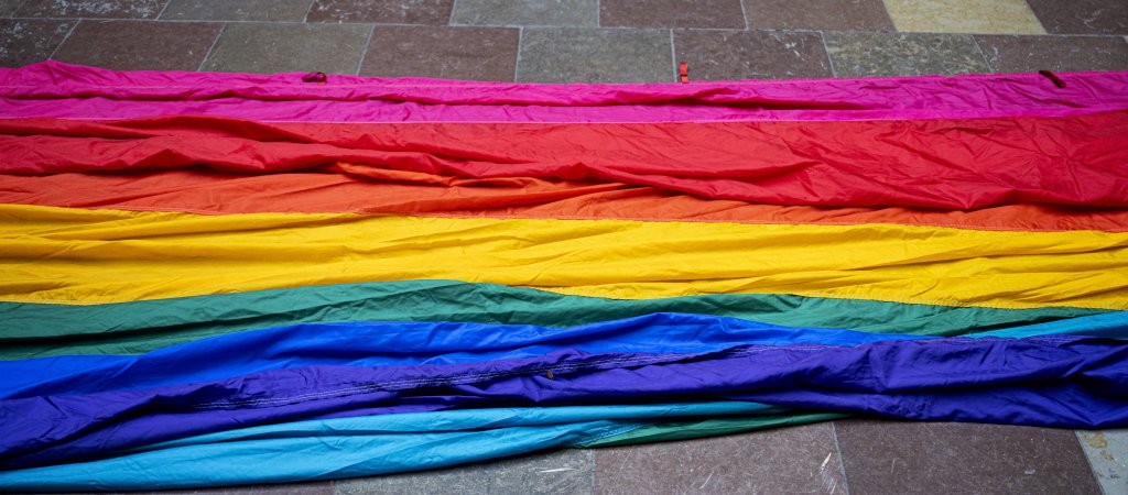 Regenbogenflagge auf Reisen