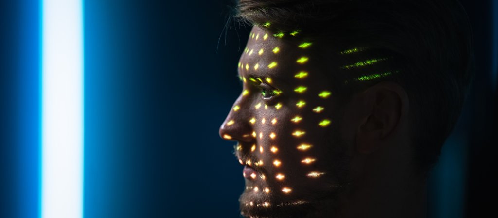 Gesichtscan in Schwulenbar 