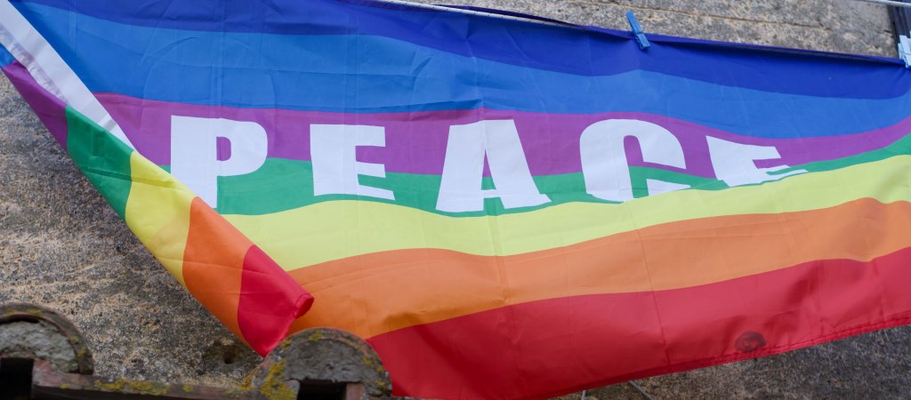 Regenbogenfahne in Aschaffenburg in Brand gesetzt