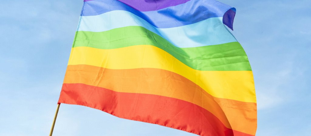 Büsum hängt Regenbogenflaggen nach erneutem Diebstahl wieder auf