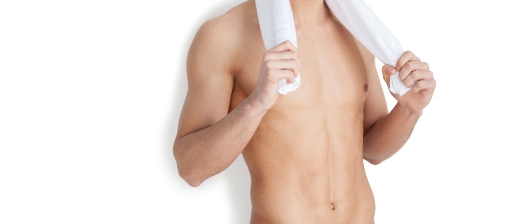 Junger Mann in der Sauna (Symbolbild) // © g-stockstudio