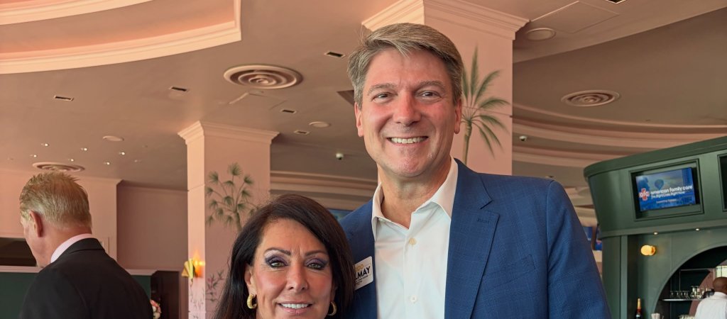 Todd Delmay mit Bürgermeisterin Joy Cooper bei einer Veranstaltung in Hallandale Beach