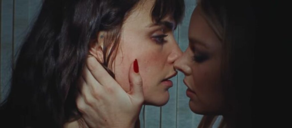Cara Delevingne schmust in neuem Clip mit Samara Weaving