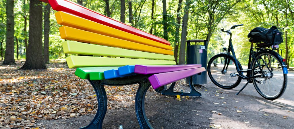 Regenbogenbank erneut beschädigt