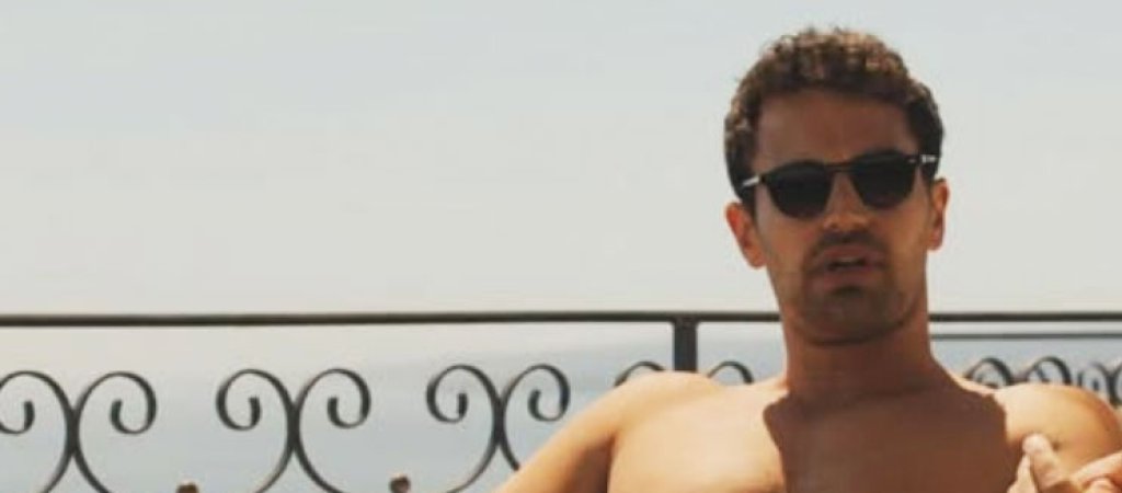 Theo James mit heißer Sauna-Szene